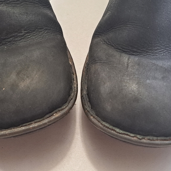 UGG Australia Women's Akadia Boot Size 8 - Picture 3 of 9